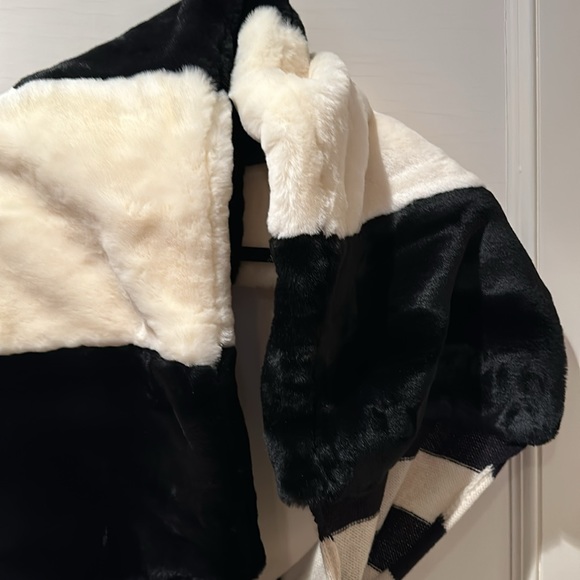 Marc Jacobs black and cream oversized faux fur scarf - Picture 2 of 5
